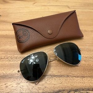 Aviator Ray-Ban Classic with gold frame.